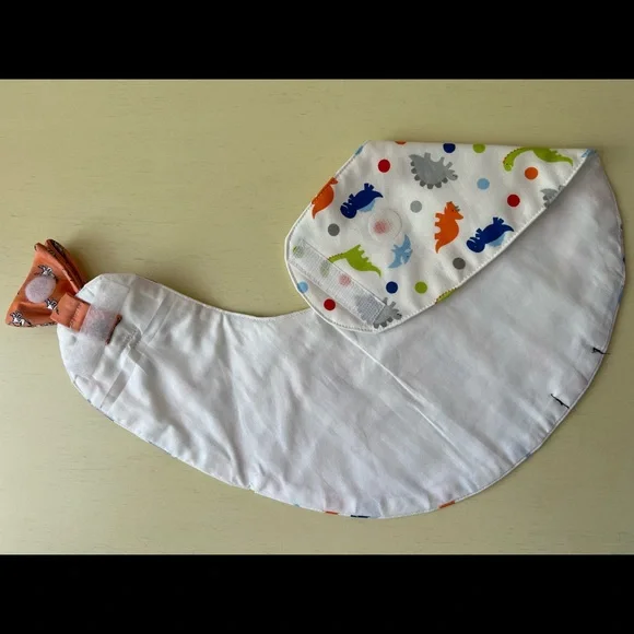 BOWTIE CAPES - Picture 4 of 5